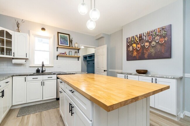 Building Photo - 3 BED · 1.5 BATH · MODERN INDUSTRIAL · AVA...