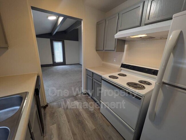 Building Photo - 320 S 3rd St