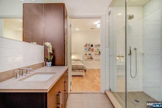 Building Photo - 9 Somerset Ln