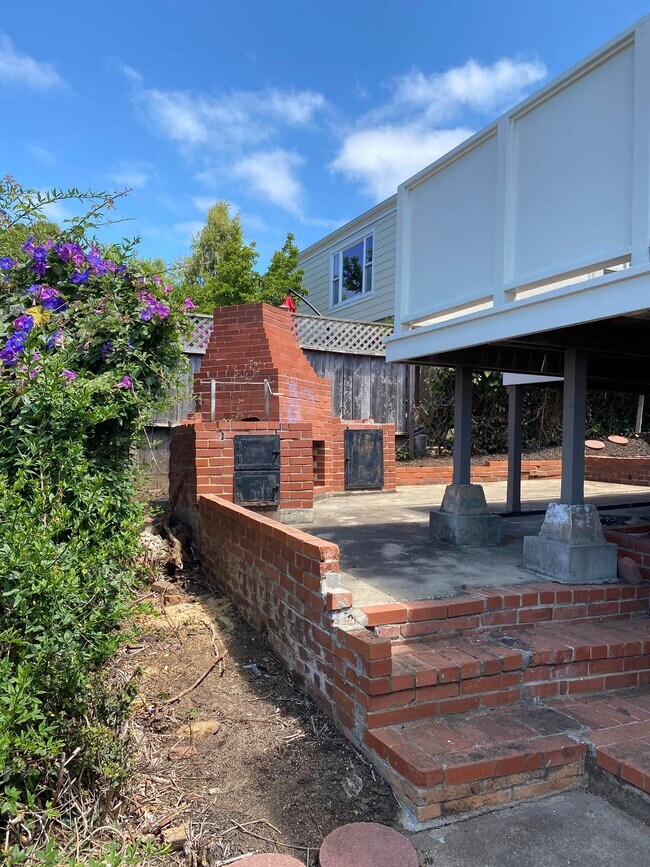 Building Photo - Elegant Kensington living with comfort, character, and scenic appeal