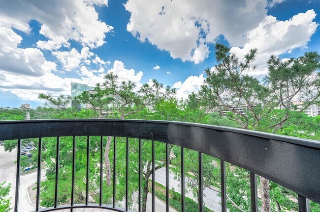 Building Photo - 5001 Woodway Dr