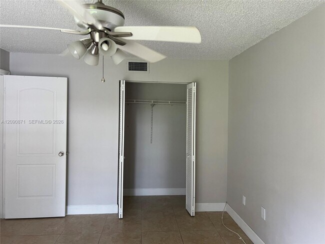 Building Photo - 7200 Fairway Dr