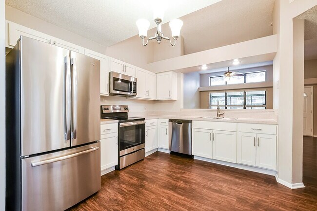 Building Photo - 1063 Alpug Ave