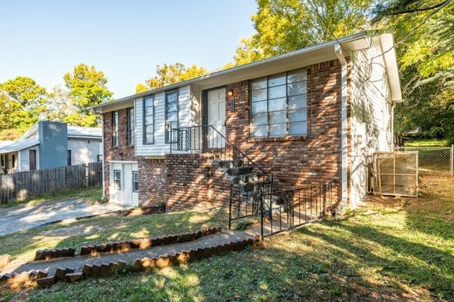 Building Photo - Newly Renovated 4-Bedroom Brick Beauty in ...