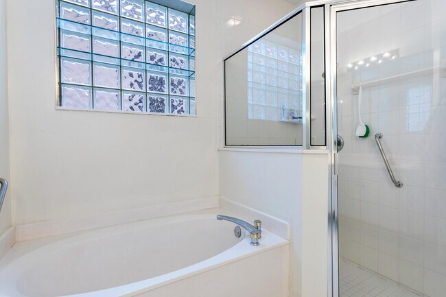Building Photo - 8232 Heritage Club Dr