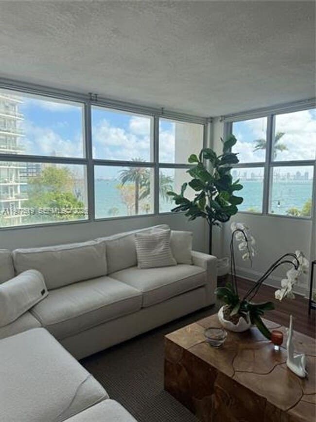 Building Photo - 1420 Brickell Bay Dr