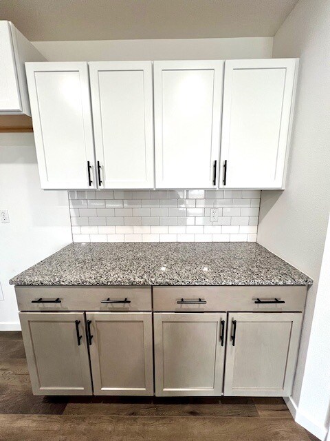 Kitchen - Lots of Cabinet/Counter Space - 800 Hoffman Hills Blvd