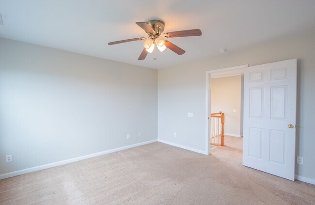 Building Photo - Great Views Overlooking the Golf Course - Large 3 Bedroom End unit TownHouse