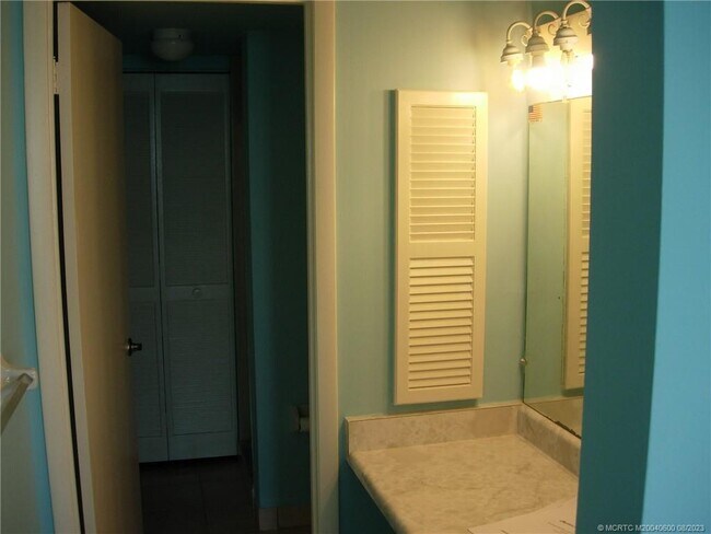 Building Photo - 7410 S Ocean Dr