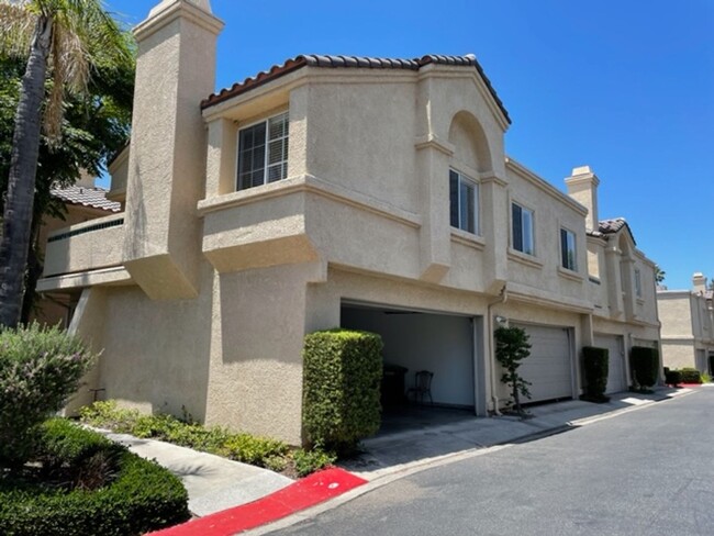 Primary Photo - Beautiful 2 bedroom/2 bath end unit condo ...