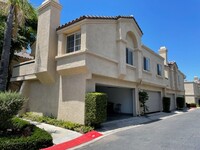 Building Photo - Beautiful 2 bedroom/2 bath end unit condo ...