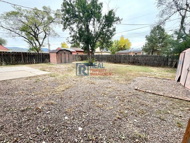 Building Photo - 425 Rosewood Dr