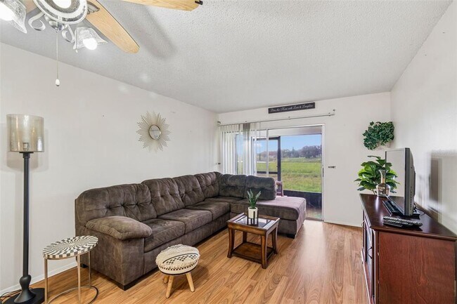 Building Photo - 11110 Carriage Hill Dr