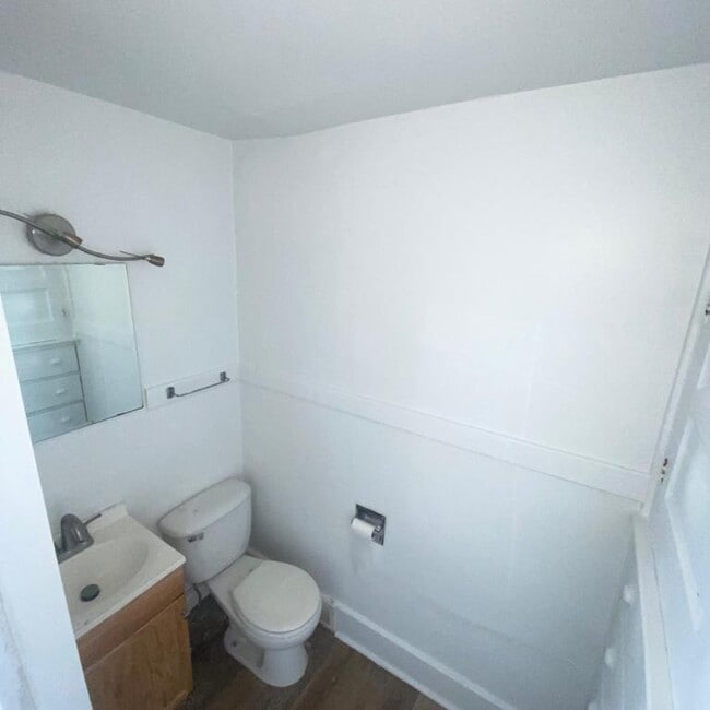 Building Photo - 1611 Lynn Ave