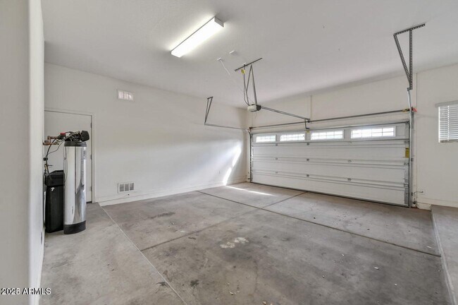 Building Photo - 19250 E Carriage Way