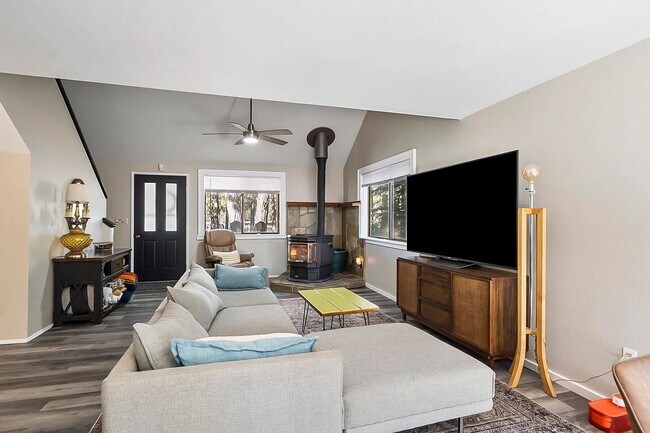 Building Photo - Beautiful Home- Backs up to BLM Land