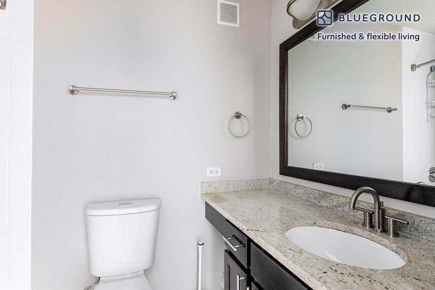 Building Photo - 77 W Huron St