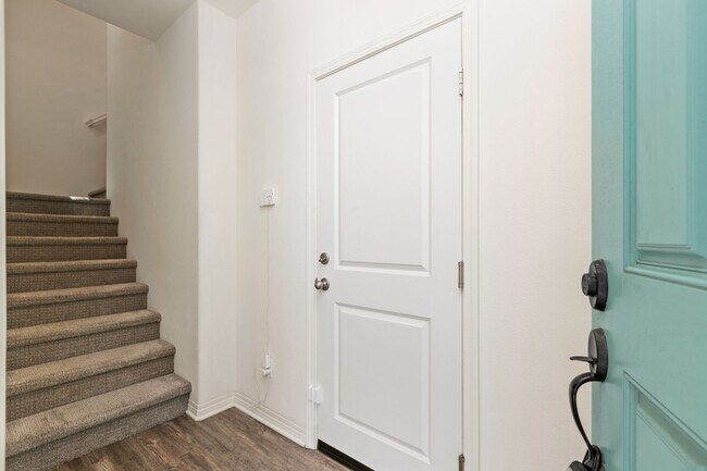 Building Photo - Available now! Beautiful 2 bedroom 2.5 bat...