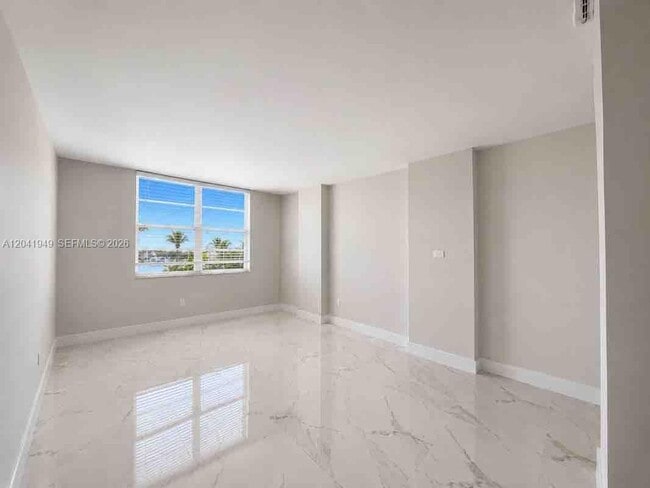 Building Photo - 500 Bayview Dr