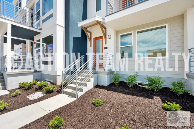 Building Photo - New Townhome in Farmington!