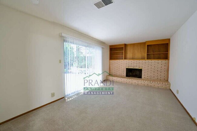Building Photo - 868 Las Pavadas Ave