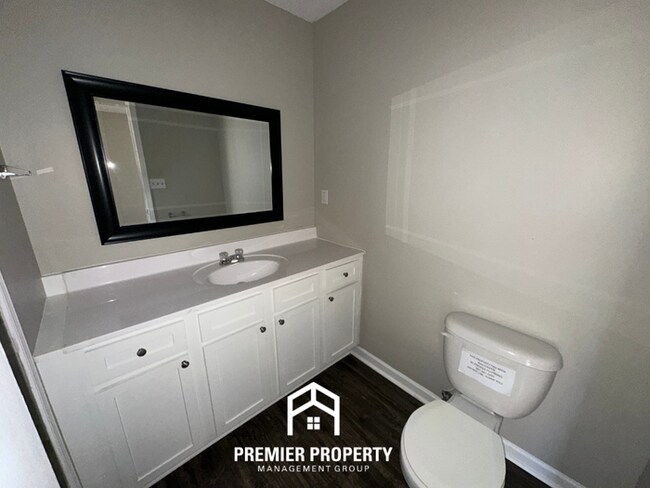 Building Photo - Charming 3 Bedroom Home for Rent in Memphis | High Ceilings, Fireplace & Fenced Yard