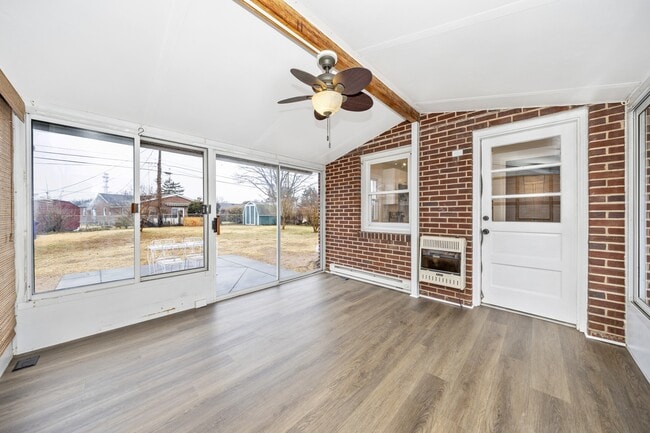 Building Photo - 406 E 9th St