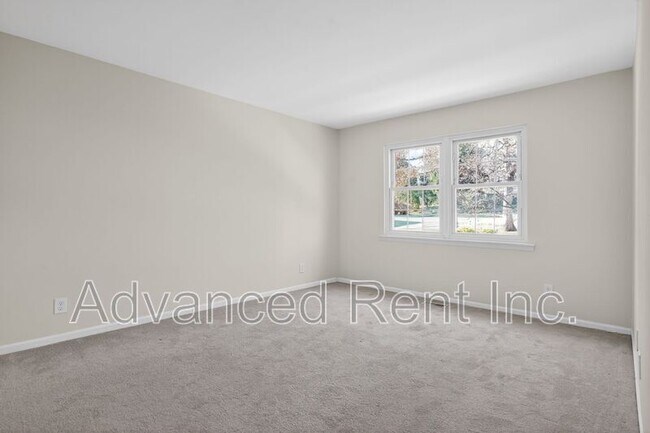 Building Photo - 211 Crocker Dr