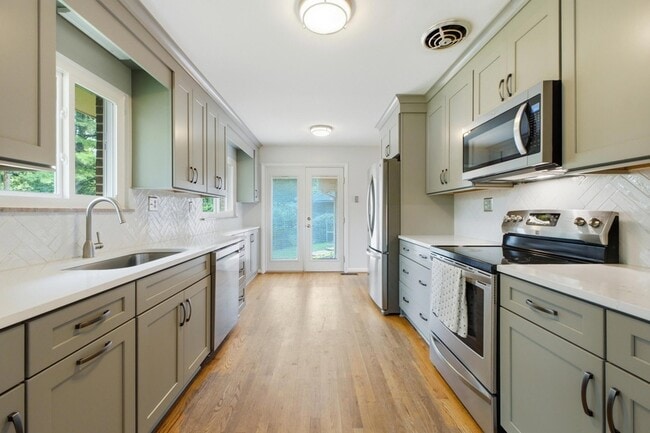 Building Photo - 205 S Palisades Dr