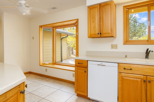 Building Photo - Spacious SW Bend Home on Nearly Half an Ac...