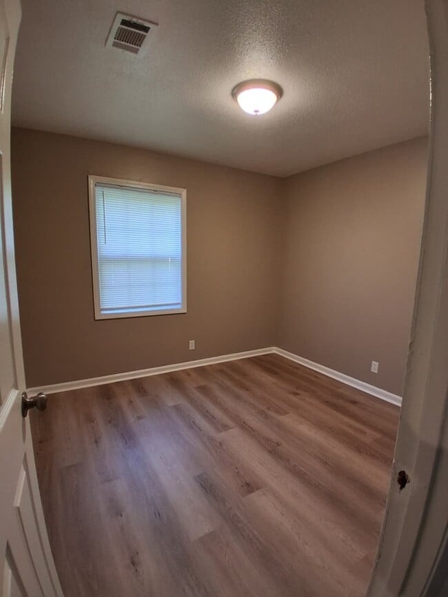 Building Photo - Large Home For Rent!