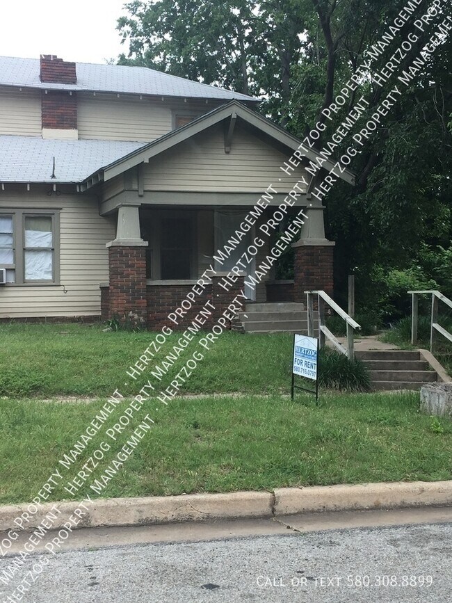 Charming 2 Bedroom Duplex with Basement 809 E Alma Ave Ponca City OK