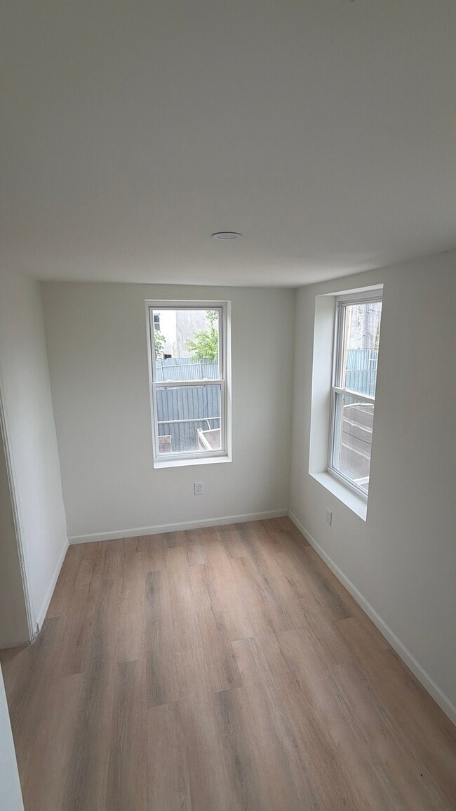 Building Photo - 2742 Kensington Ave