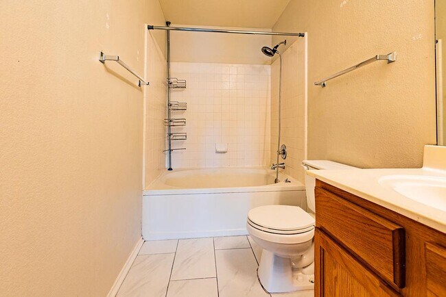 Building Photo - 219 Cottontail Dr