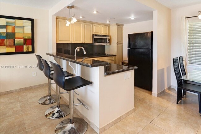 Building Photo - 220 Kings Point Dr