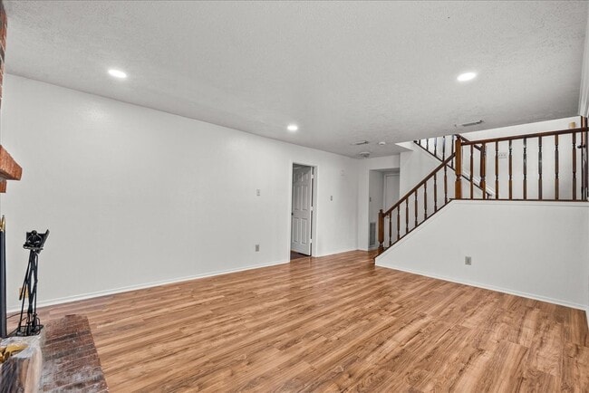 Building Photo - 430 Redway Ln