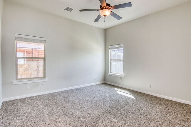 Building Photo - Beautiful East side House with 4 bed-2 baths