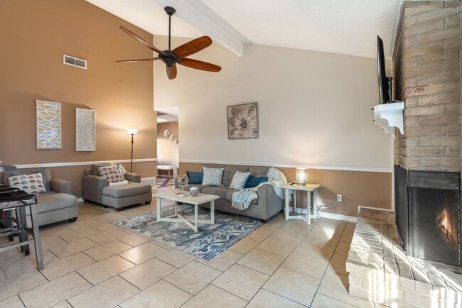 Building Photo - Captivating 3-Bedroom Escape with Private Deck & HOA Pool Access in Grand Prairie!