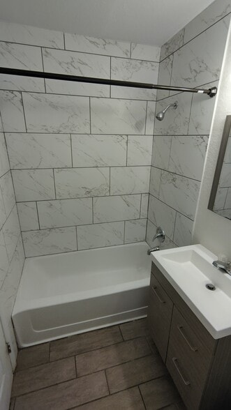 bathroom 1 - 518 Riverdale Dr