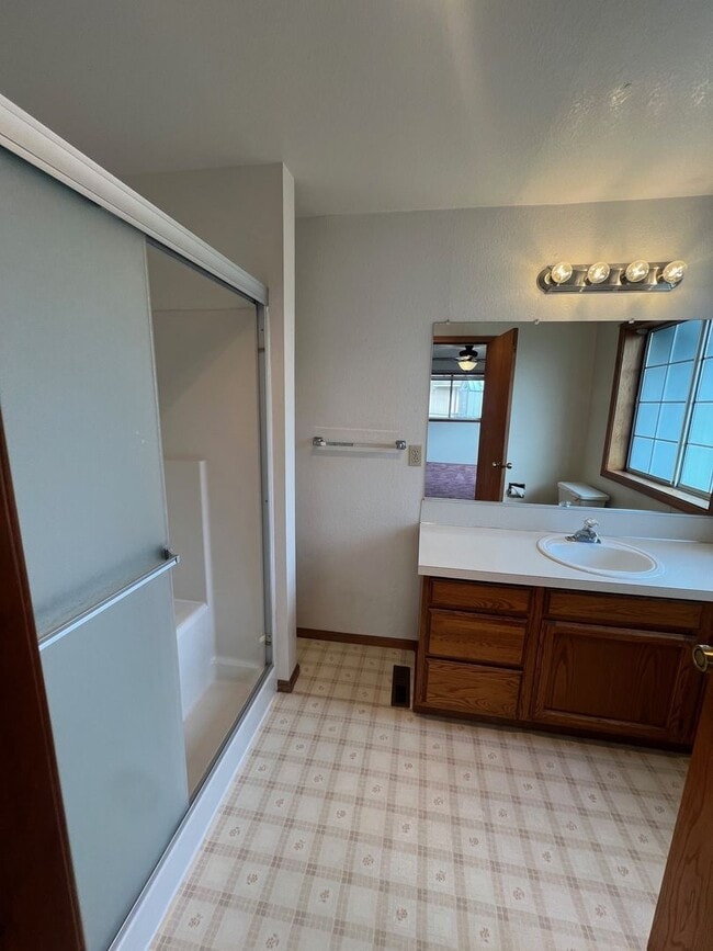 Building Photo - Large 2 Bedroom Hucrest Home! 1 Year Lease Required