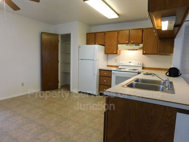 Building Photo - 1102 E Carolina Ave