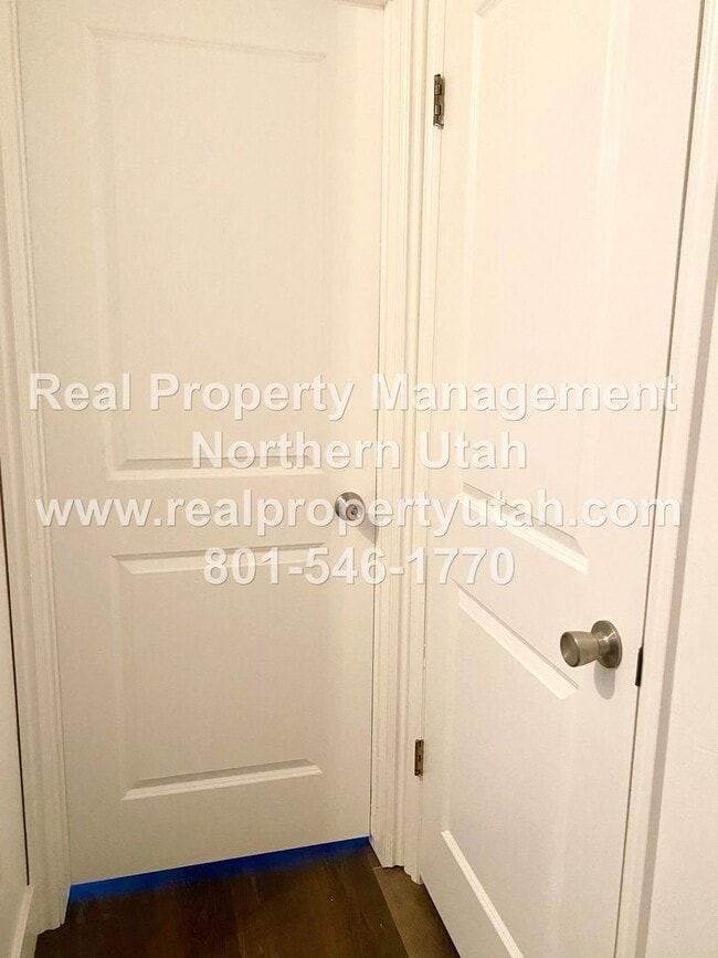 Building Photo - 3 Bedroom 1.5 Bath Townhome Available in Clearfield