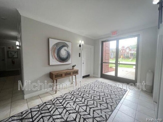 Building Photo - 2721 E Maple Rd