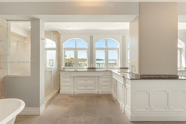 Building Photo - 11 E Rivo Alto Dr