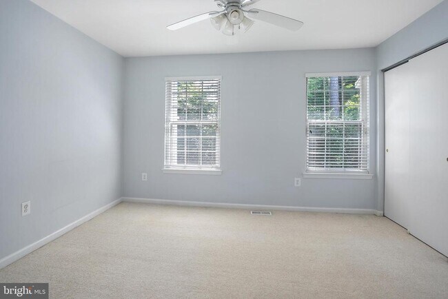 Building Photo - 3395 Lakeside View Dr