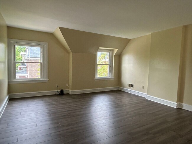 Building Photo - 802 N Van Buren St
