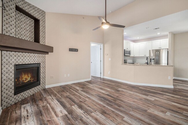 Building Photo - Updated 2 Bed 2 Bath Condo with One Car Ga...