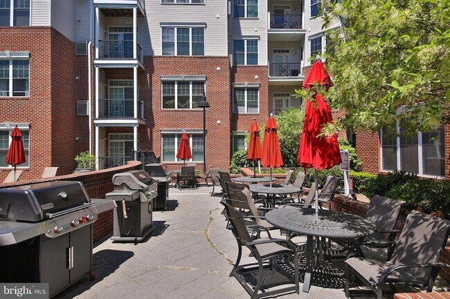 Building Photo - 300 W Elm St