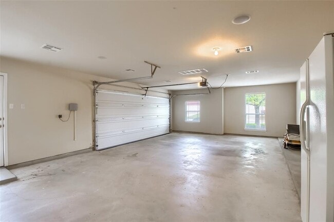 Building Photo - 18720 Royal Pointe Dr
