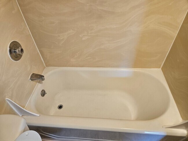 Building Photo - 1631li